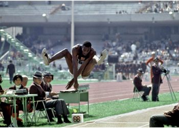 Προς πώληση το ιστορικό μετάλλιο του Μπομπ Μπίμον όταν είχε πηδήξει 8.90μ.