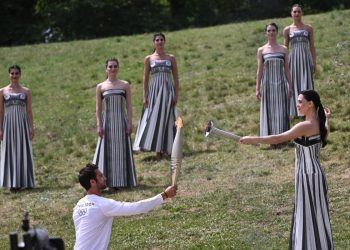 Ξεκίνησε το ταξίδι της Ολυμπιακής Φλόγας από την Αρχαία Ολυμπία προς το Παρίσι