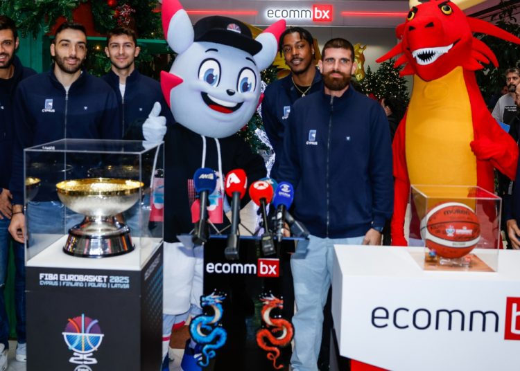 Το τρόπαιο του Ευρωμπάσκετ στα γραφεία της ECOMMBX