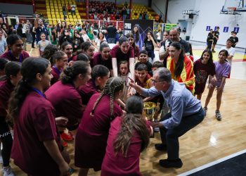Ο Κωνσταντίνος Χαραλαμπίδης βγάζει το καπέλο στον Πάρι Παπαέλληνα