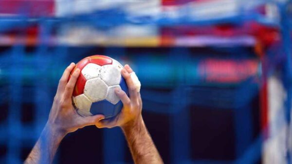 Η συναρπαστική μάχη παραμονής στο χάντμπολ έληξε με πέναλτι και διαμαρτυρίες!