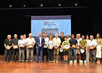 Με πρωτοβουλία του Μιχάλη Χατζηπαντέλα, η Αθηένου τίμησε τον αγώνα επιβίωσης των προσφύγων μέσω του ποδοσφαίρου