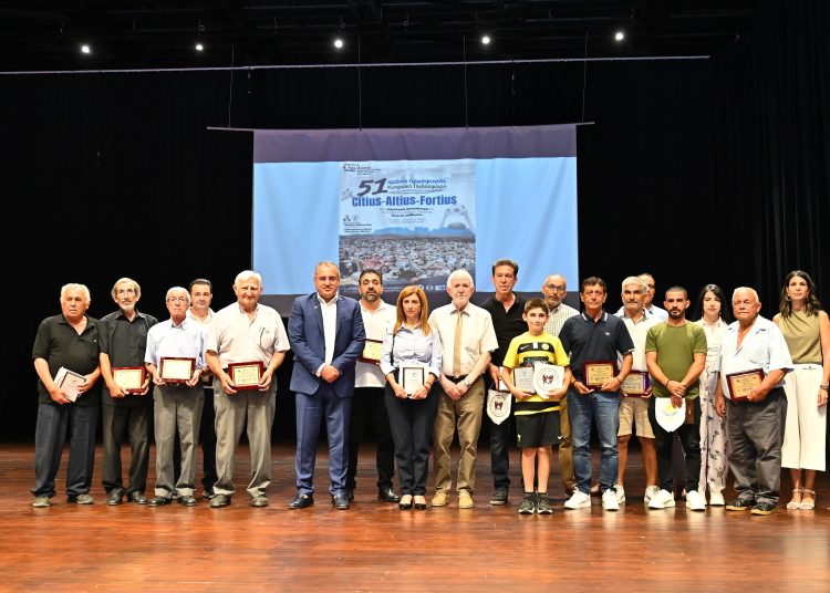 Με πρωτοβουλία του Μιχάλη Χατζηπαντέλα, η Αθηένου τίμησε τον αγώνα επιβίωσης των προσφύγων μέσω του ποδοσφαίρου