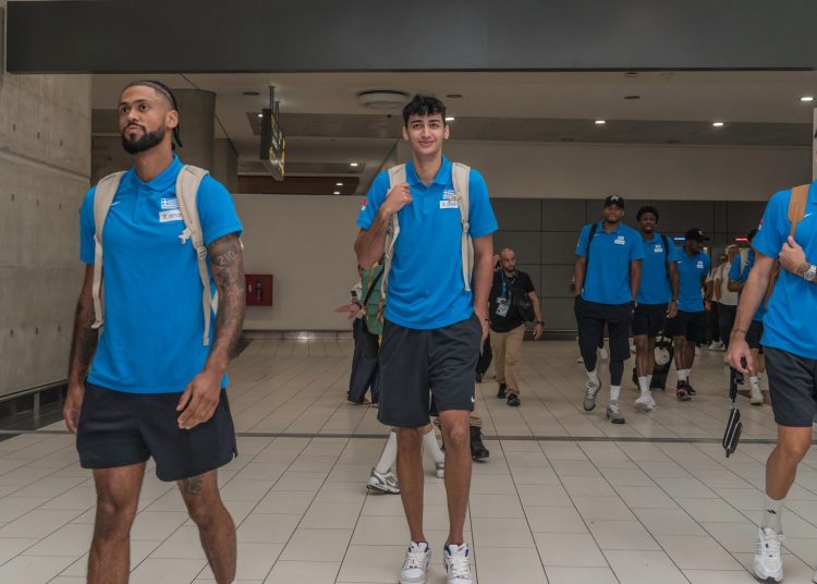 ΕYΡΩΜΠΑΣΚΕΤ: Προσγειώθηκε Κύπρο η Εθνική Ελλάδας