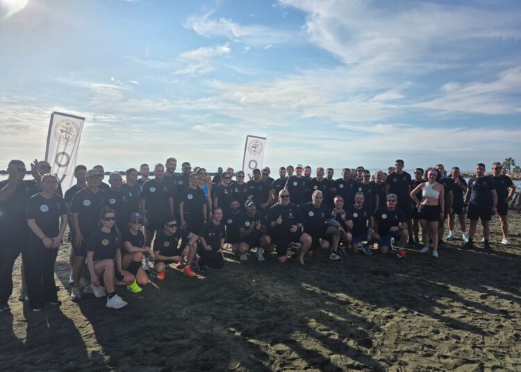 O Ευρωβουλευτής Λουκάς Φουρλάς, ΟΥΚ κι άλλοι εθελοντές, κολύμπησαν για τους «μικρούς ήρωες»